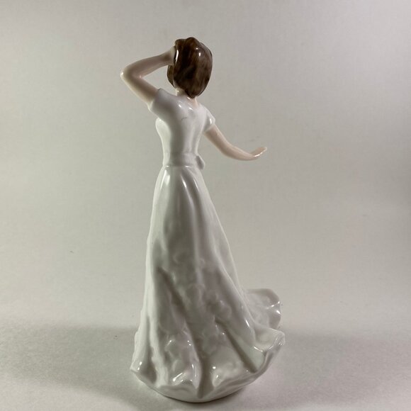 ROYAL DOULTON - CHARMED Figurine #HN 4445 Artist Signed 5.5" inches tall - Picture 4 of 9